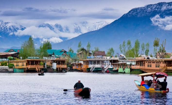Srinagar Luxury Houseboat Stay