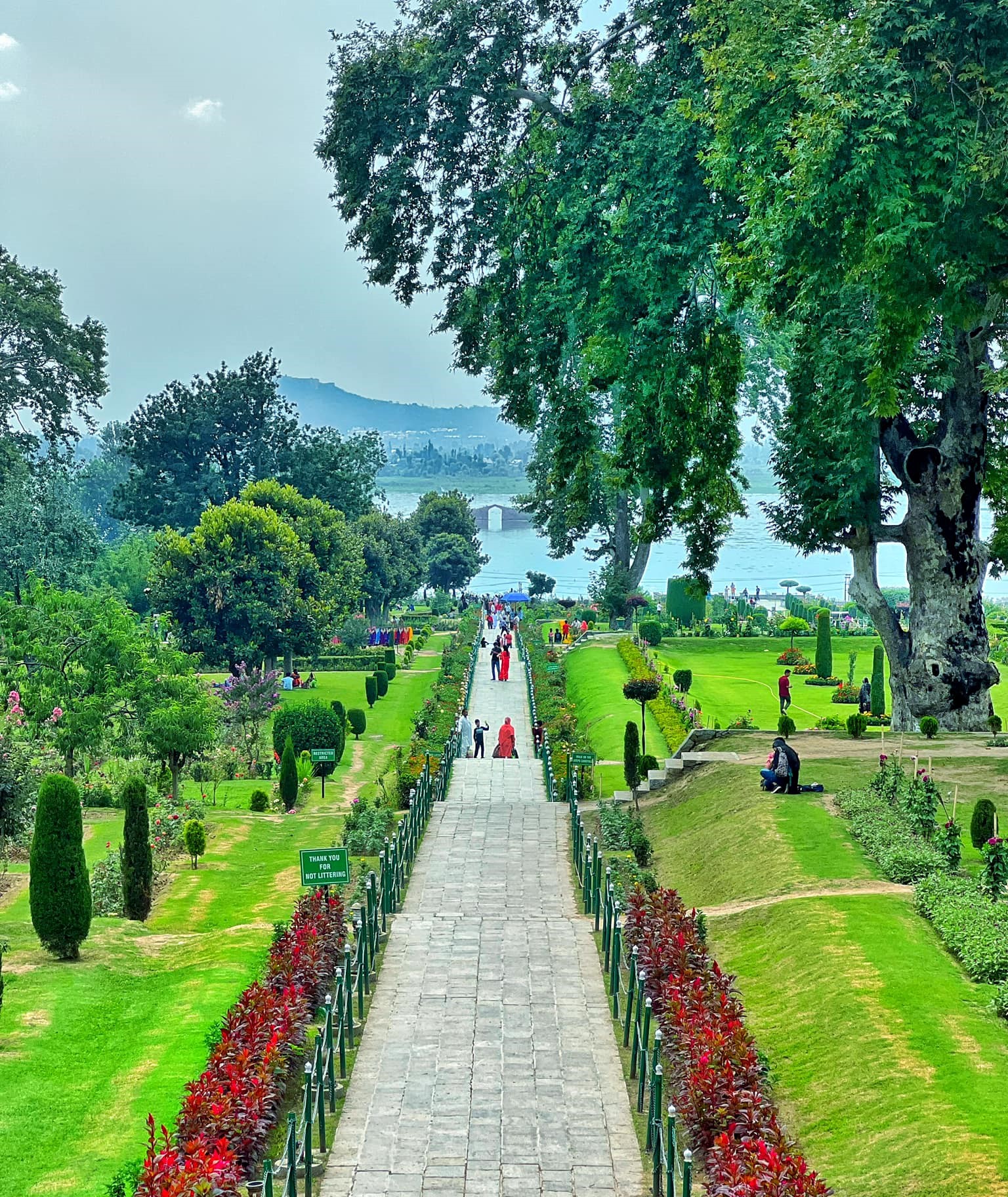 Mughal Gardn01 Kashmir with Onthgo tour & travels